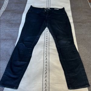 Size 28 FRAME Denim skinny dark denim jeans.